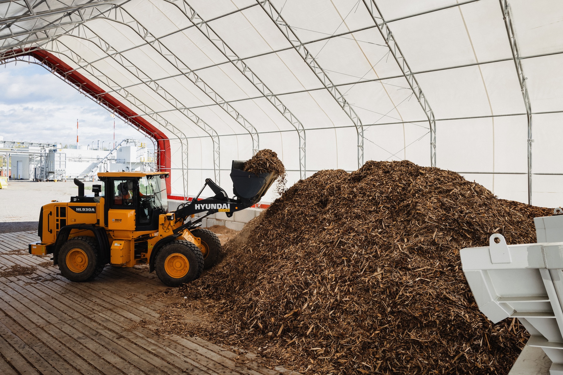 Machinery lifting feedstock woodchips at the Arbios Chuntoh Ghuna facility